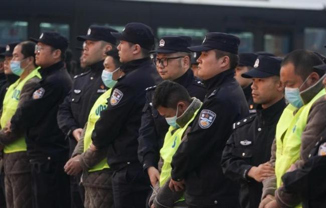 19岁女大学生飞往泰国参加泼水节，落地即被控制，家人转账20余万后对方却一拖再拖