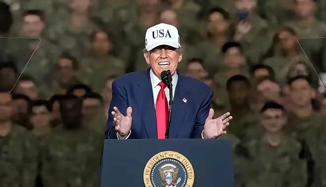 特朗普站在美军核动力航母甲板上抛出震撼决定，简直像张飞绣花——粗中有细，竟宣布美