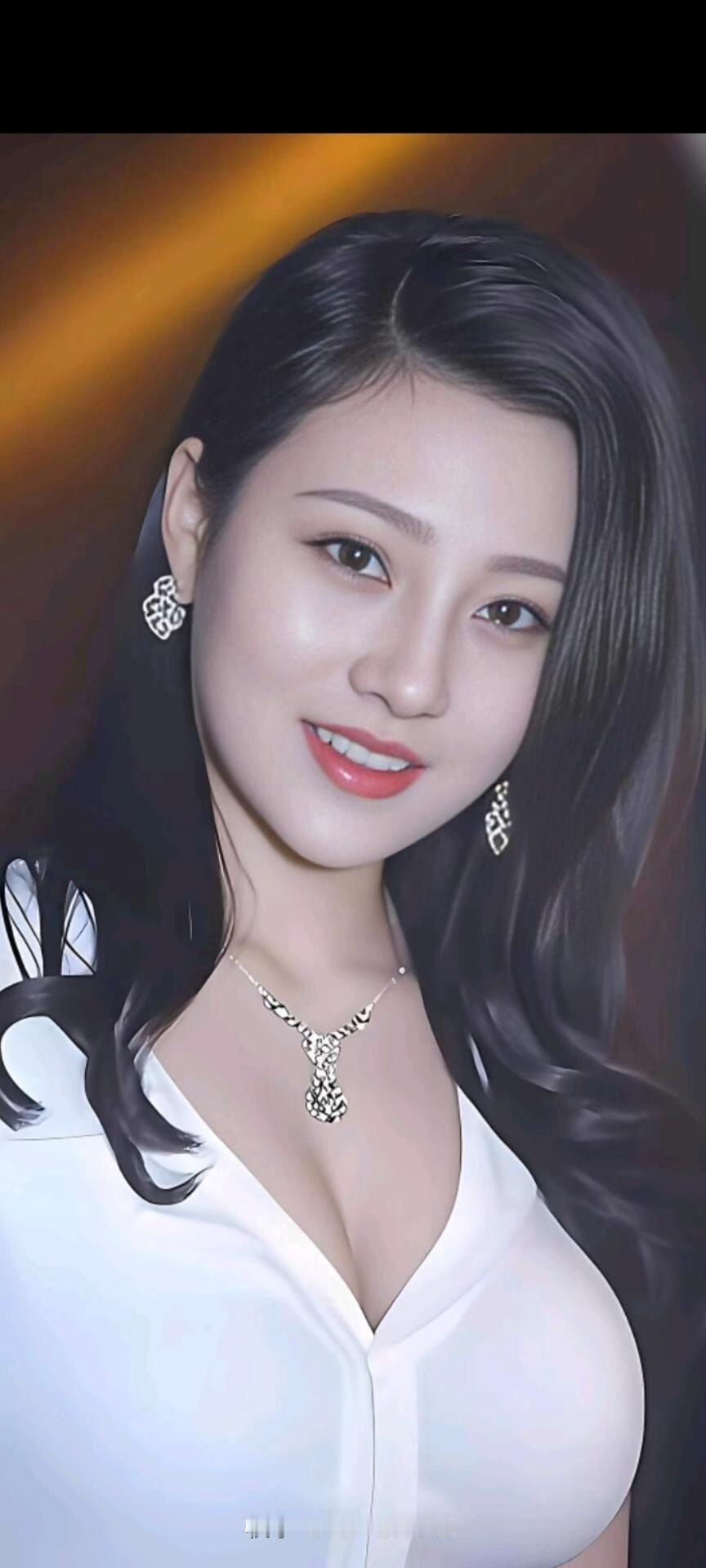 优雅白裙，闪耀项链，自信微笑，魅力无限！