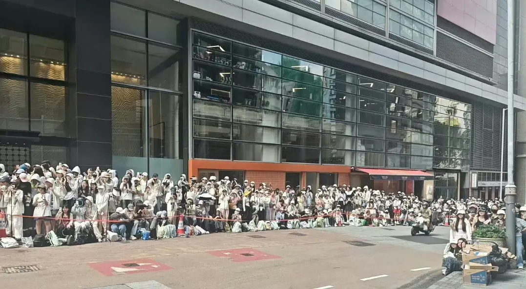 成毅带动香港旅游经济听说成毅粉丝把香港油麻地警署有关👮角色周边都买空了，官方客