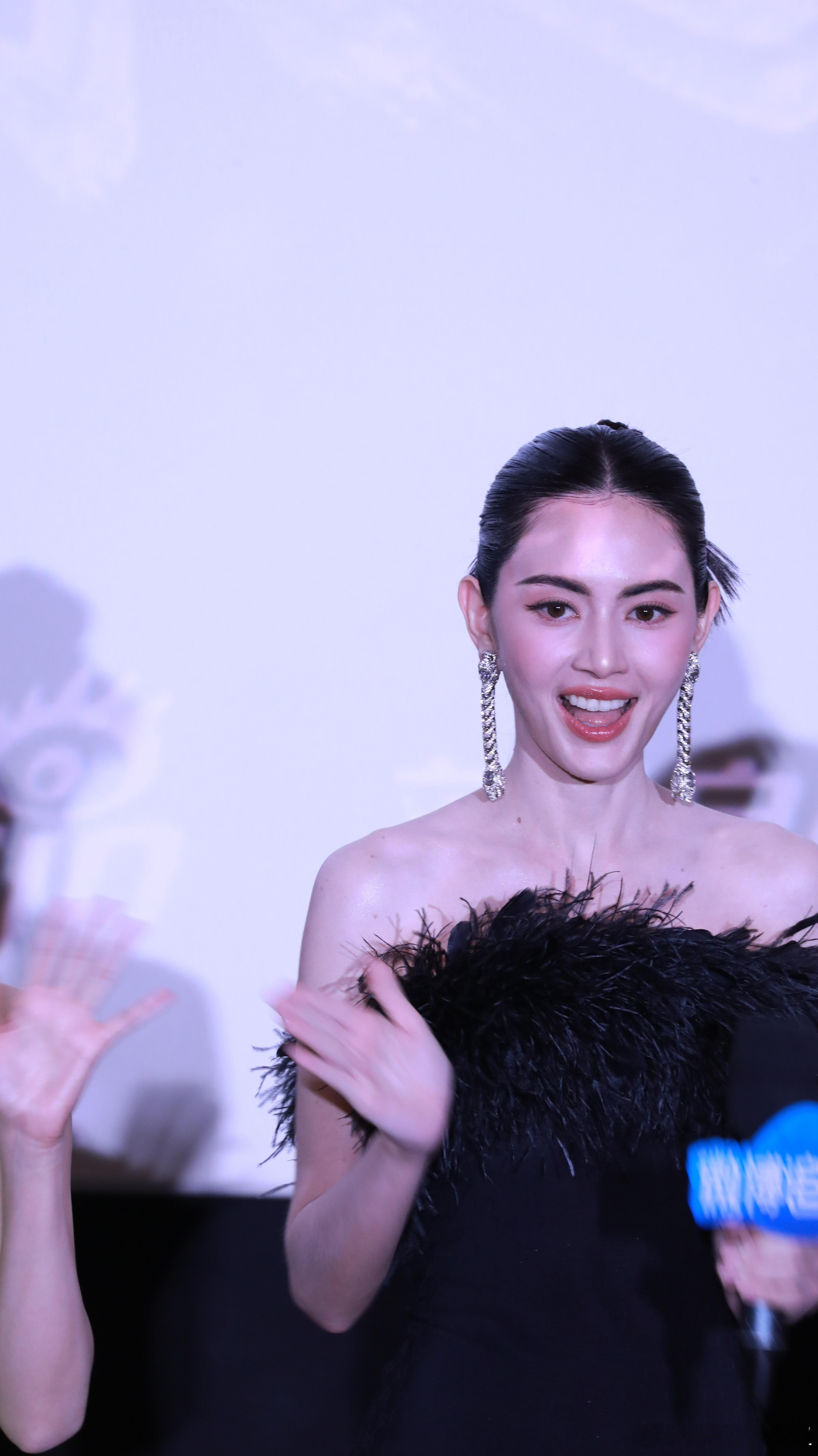 张萌说通过浪姐联系到Mai不开玩笑，这个mai的状态有点太好了！生图好能打！！ 