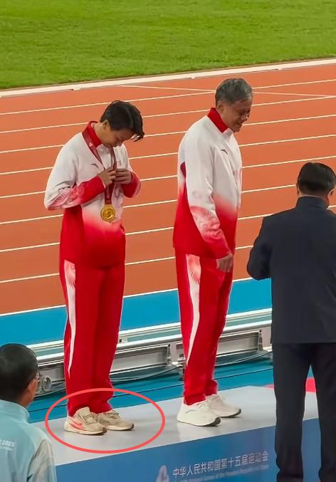 刘景扬拿冠军打了谁的脸？

大家都知道刘景扬没有代言，也没什么粉丝，

但是吴艳