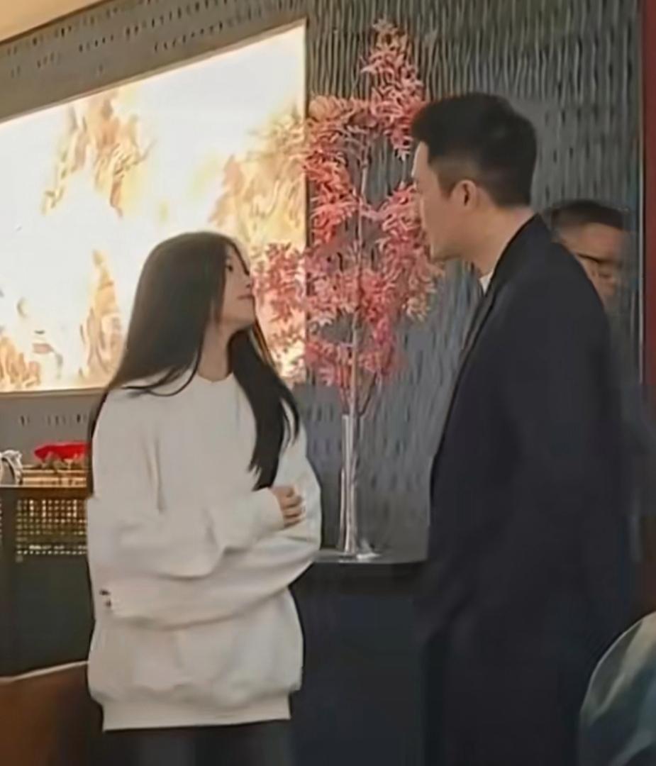 小玥儿和爸爸汪小菲同框这组照片，眼睛真的特别亮特别大，细看下来，竟有几分高圆圆的