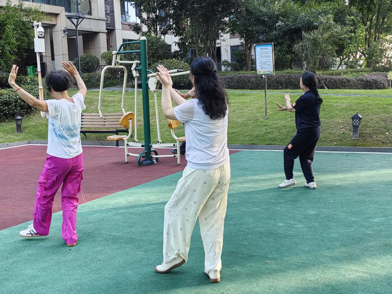 晨起一太极，邻里满和气----家门口的“养心”夏日

清晨6点多，小区里还没有夏