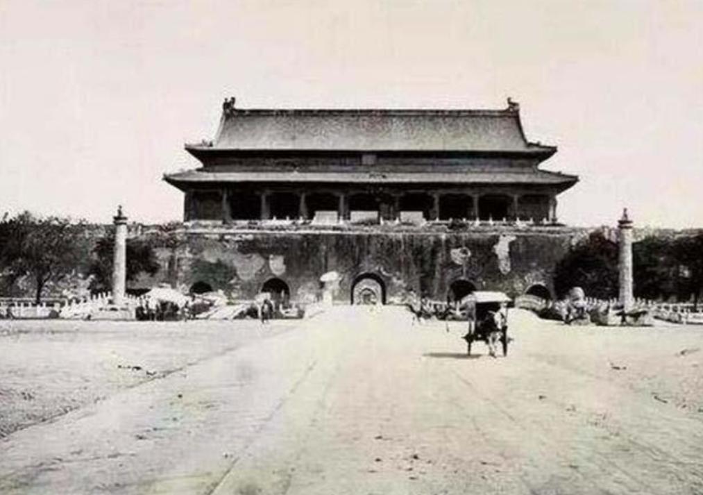 1969 年末，中央打算拆掉天安门广场再重新建设，然而在施工的时候，工人们在旧天