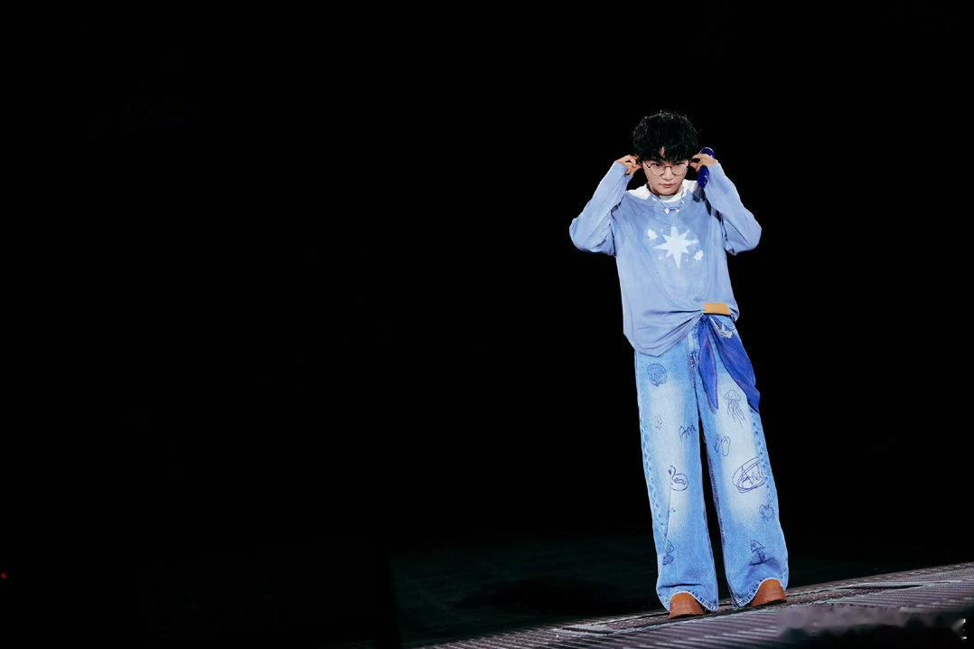 周深贵阳演唱会口碑、周深贵阳上座率主流娱乐媒体纷纷发文报道这场现象级的演唱会，称