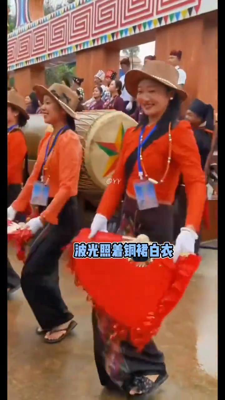 火炉火烫火苗红，两手烟痕一层层。波光照着铜裙白衣，照着娘的眼睛红。南风推门进又出