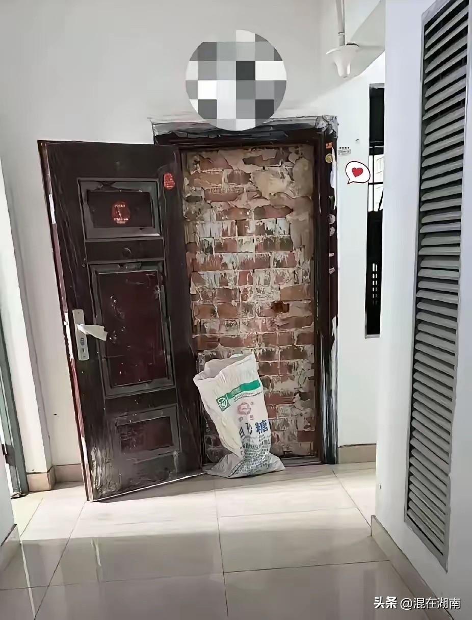 这个房子把入户门封住了！这怎么住人？长沙身边事