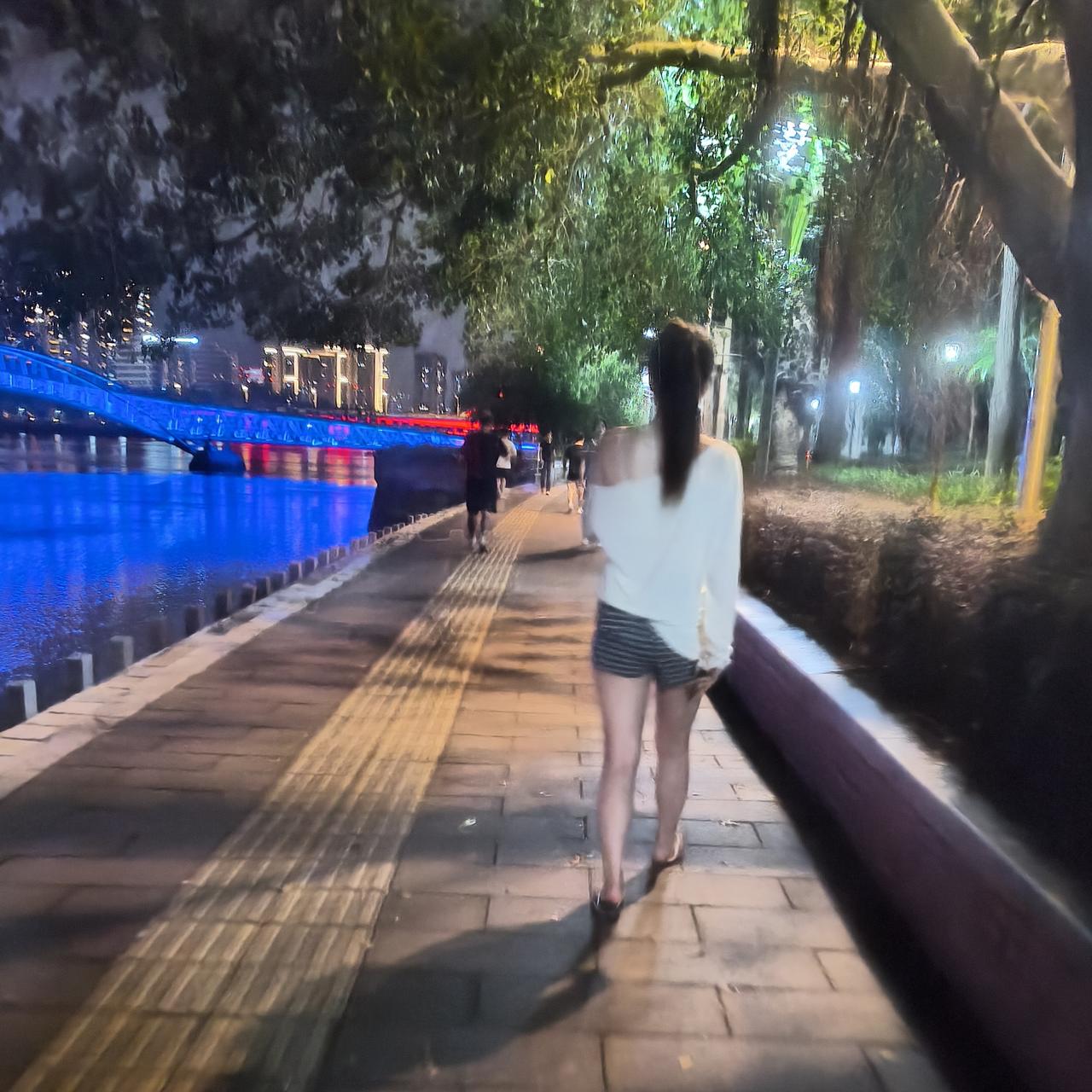 人生的意义，从来无关你站到多高的位置，而是当你伸出手的那一刻，能不能扶住那个真正