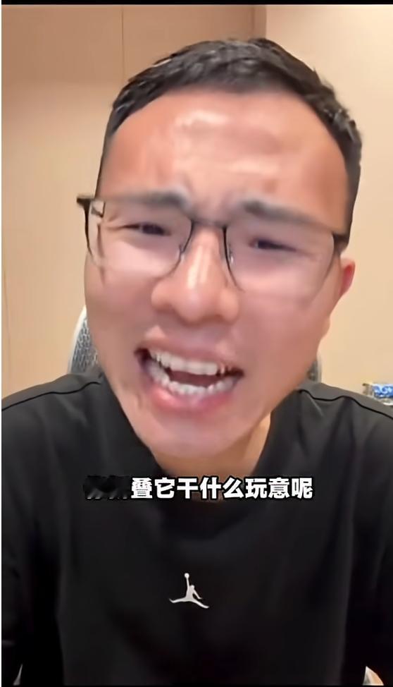就像当年苹果背叛了乔布斯，出了超过3.5 英寸屏幕的iPhone 5。如今苹果再