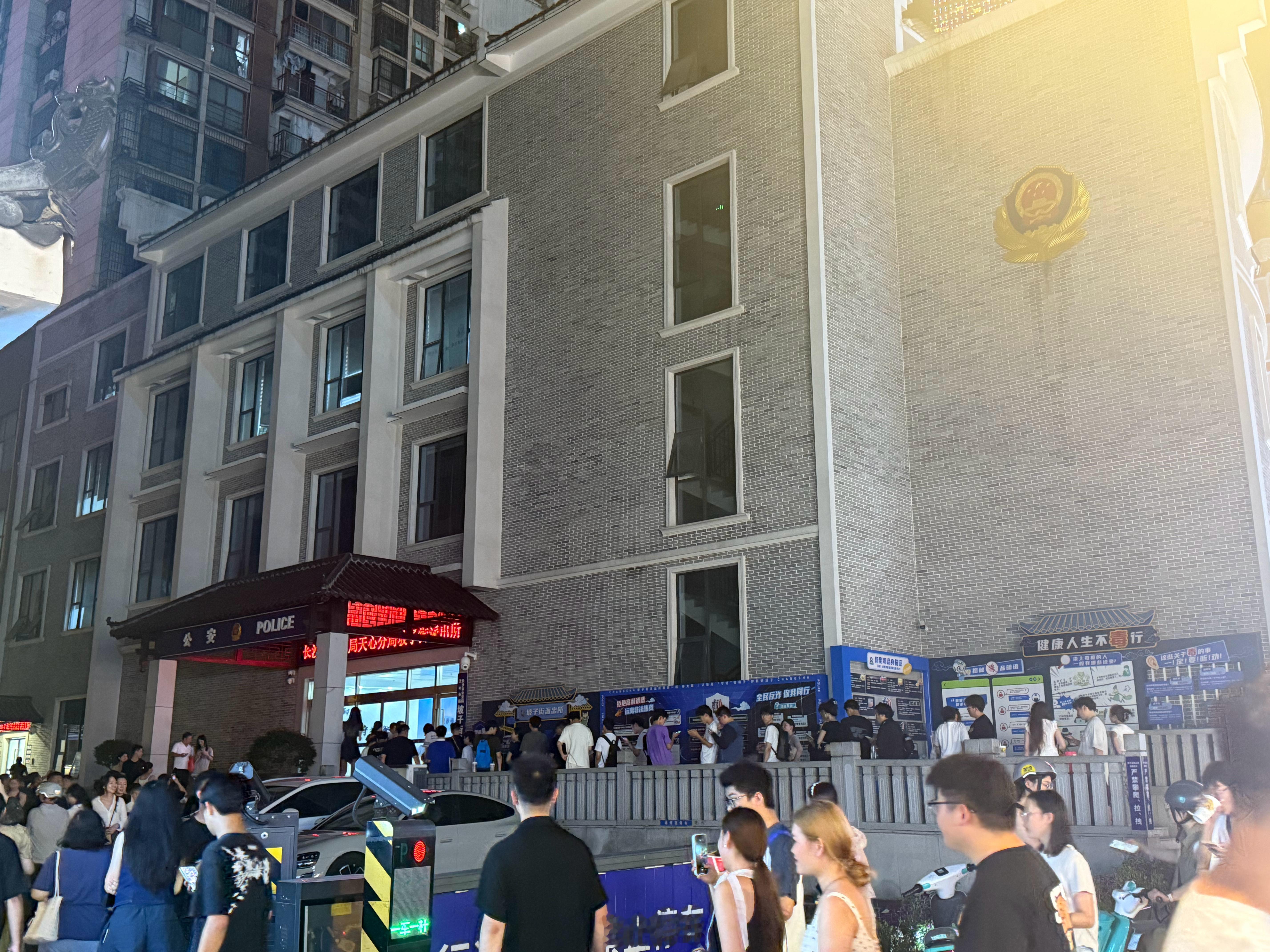 爸呀大哥，paichusuo拍照排这么长的队