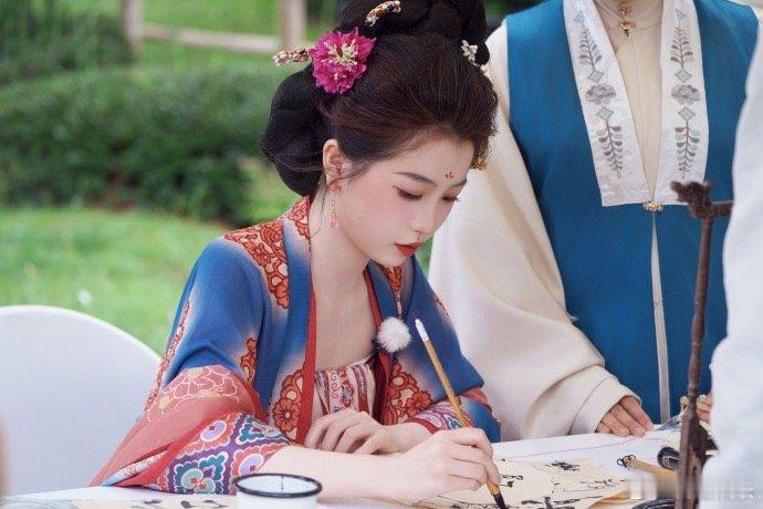 #虞书欣国潮汉服花钿妆##虞书欣古装适配度# 虞书欣《中餐厅》新妆造有，是国潮汉