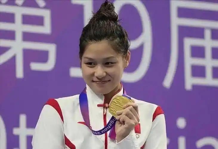 浙江 21 岁游泳小将余依婷，在名古屋亚运会豪揽 5 金 2 银。赛后她被韩国媒