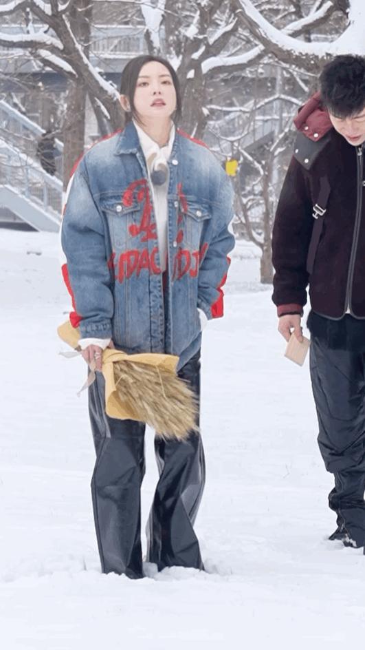 #于文文妈见打系穿搭#于文文不愧是你[允悲]大雪天竟然穿短袖，真的是为了风度不要