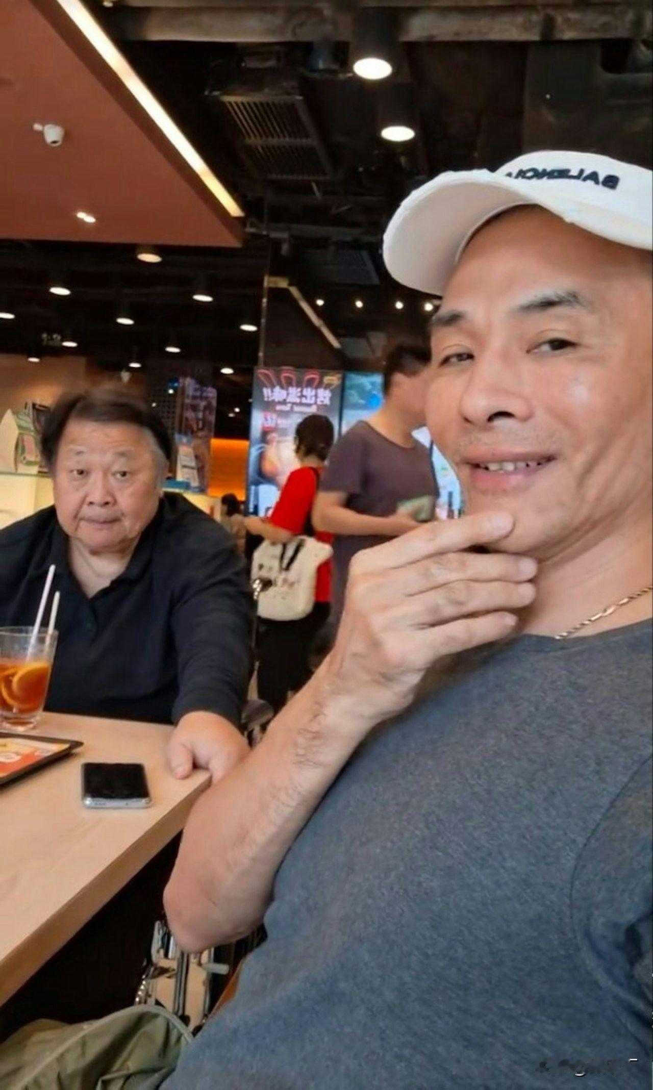 哥真的62岁了吗？昨天在上海地铁被网友偶遇，这身材简直绝了！白衬衫都遮不住肌肉线