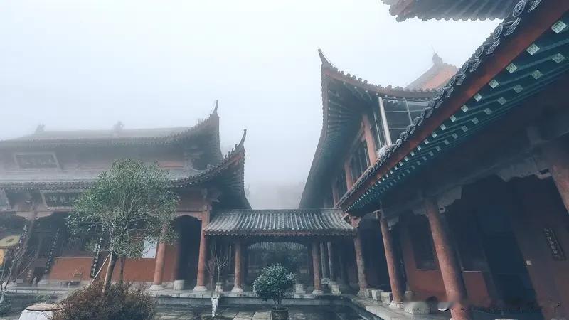 上联：烟锁长桥舟影淡，邀君赐下联。雾笼古寺梵音幽！[微风]