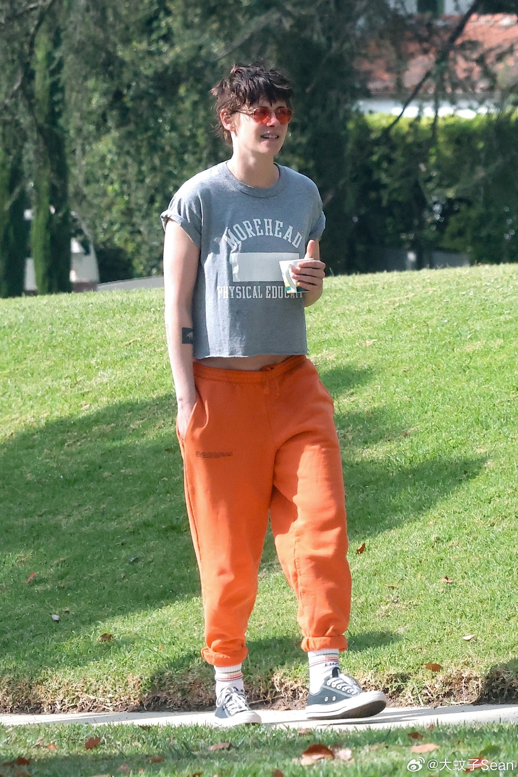 Kristen Stewart克里斯汀斯图尔特在洛杉矶外出，小K顶着一头乱发和老