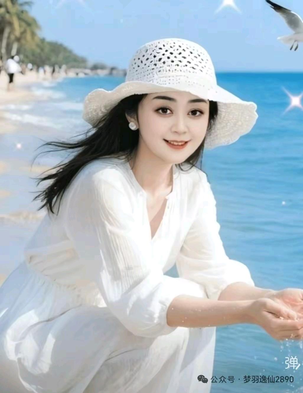 碧海蓝天，轻柔海风相伴。白衣女子头戴精致草帽，蹲于海边，长发与裙摆随海风轻轻飘起