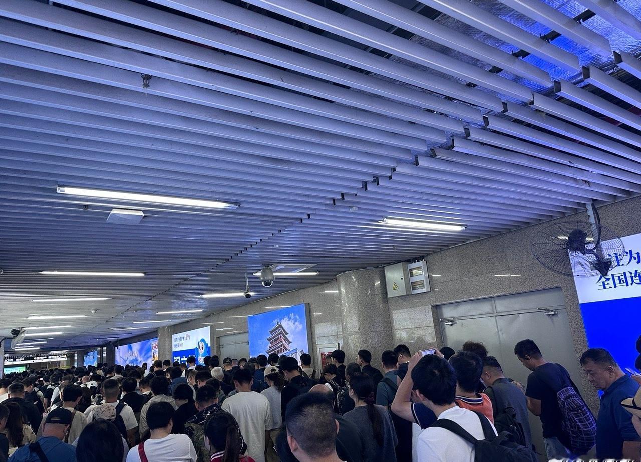 此刻，北京西站，水泄不通……