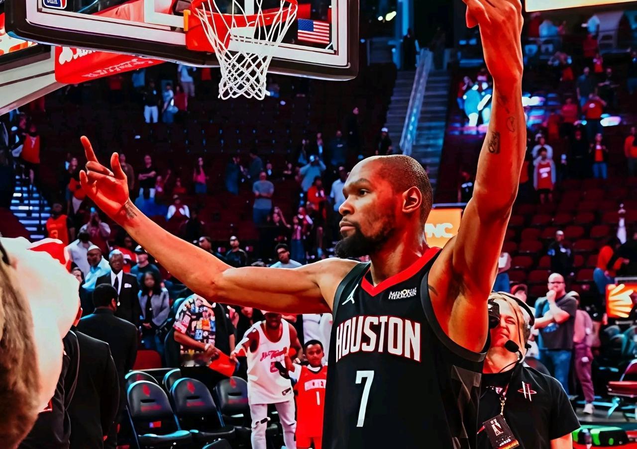 湖人选狼还是火箭，肯定选狼啊，火箭最近状态正佳，自己还缺后场两位大将。詹姆斯这次