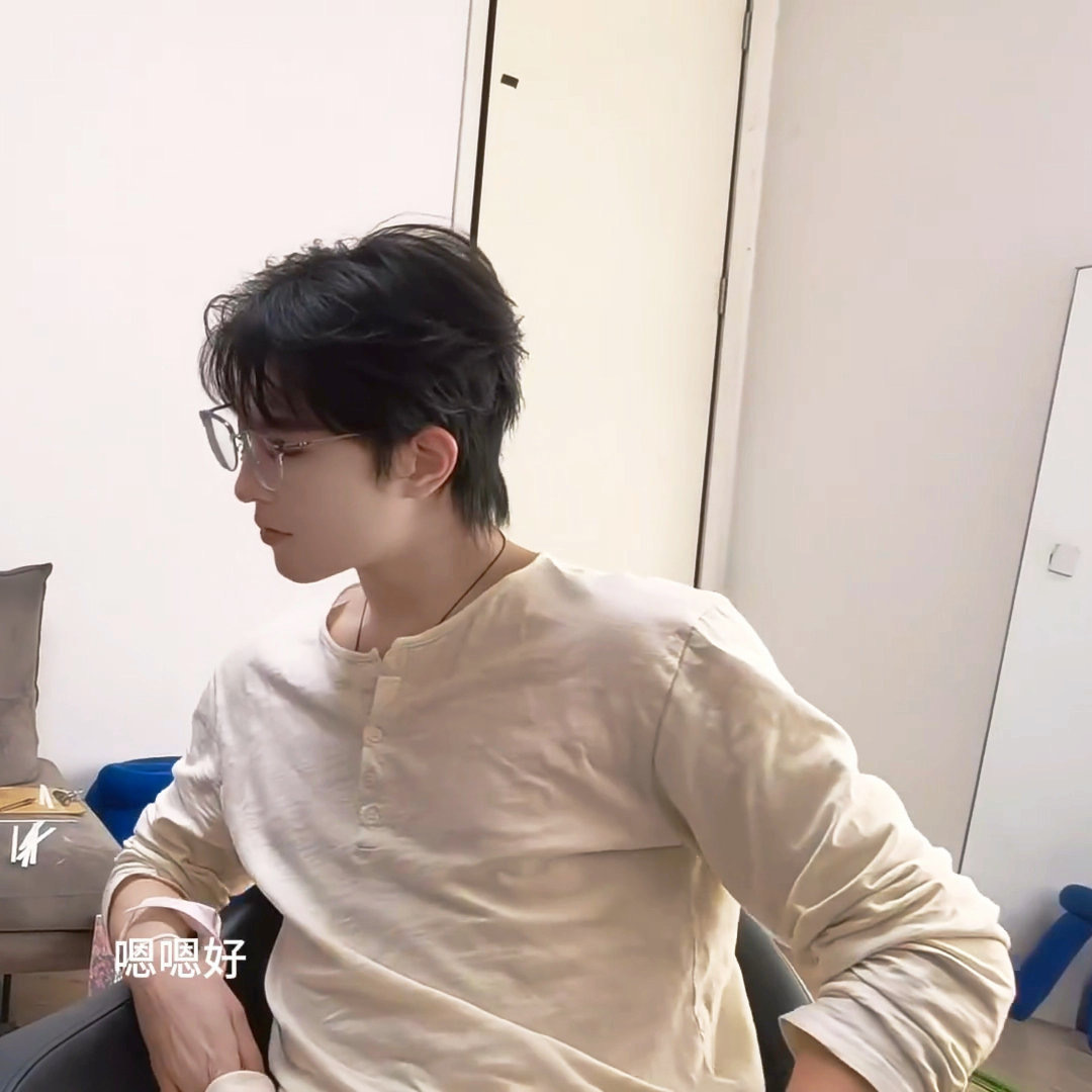 ⚽ ️想把每日的温柔和月亮换成一束光，最后将它们化作星河湾万顷赠予你。