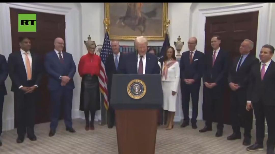 新闻快讯——活动现场摄像机突然掉落
 
特朗普：“你没事吧？假新闻……”
“摄像