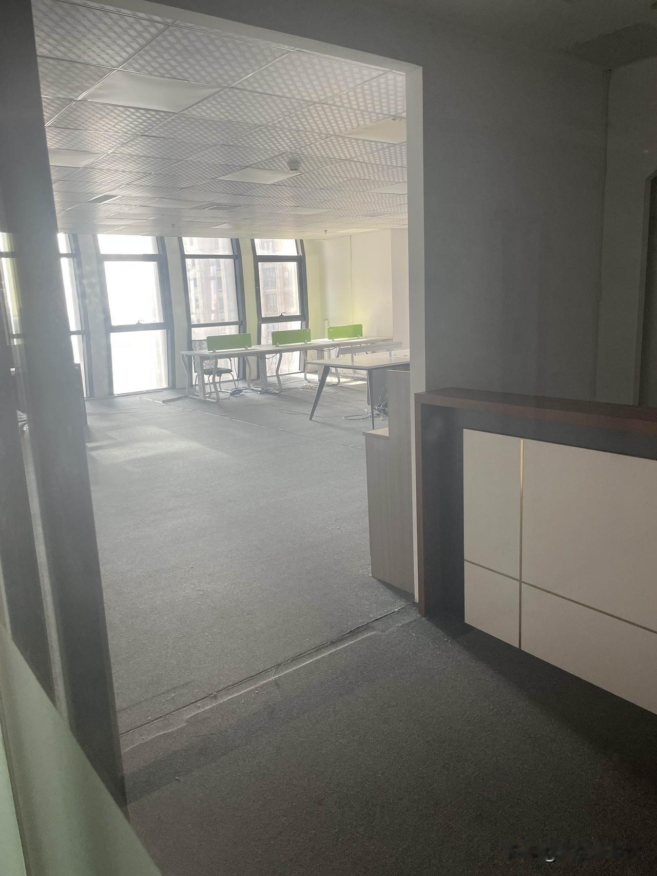 我们这一层万达写字楼六家公司在一年内倒闭4家，中途搬来的国庆后又倒闭了，这样的经