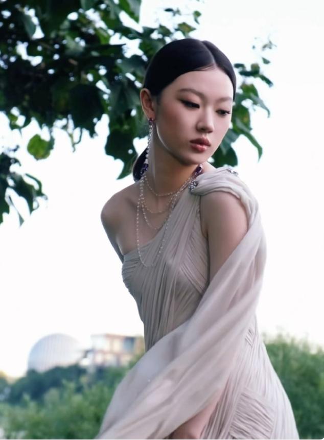 单依纯竟然解锁ES高定了
这几年穿上ES高定的女明星大多是那几位85花，90花只