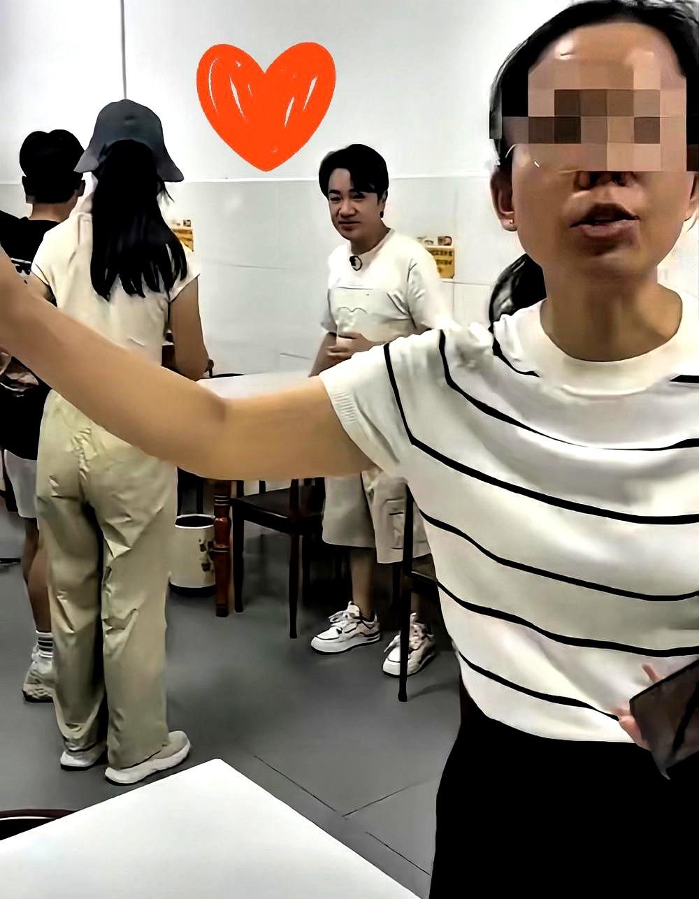 王祖蓝想吃碗粉，老板一句“先出去”，直接把泼天富贵推出门外。

本想借明星光环火