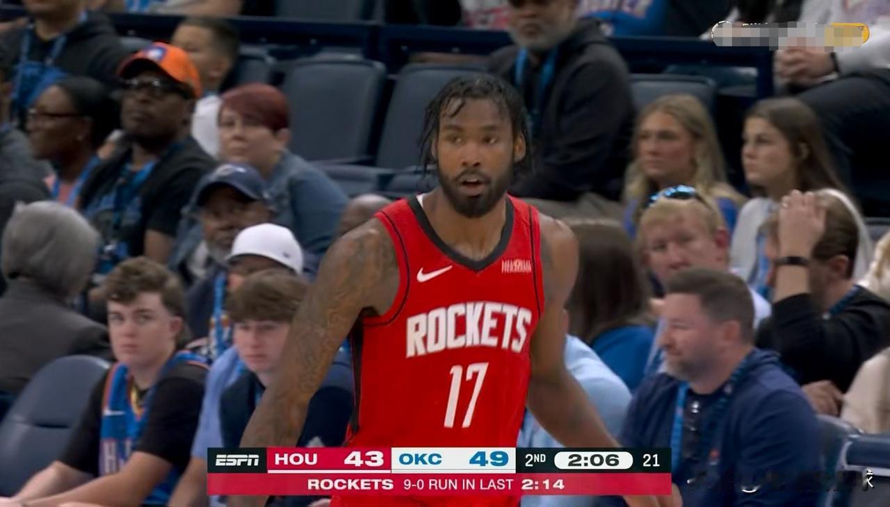 火箭大将伊森真是太把自己当回事了！在今天进行的火箭和雷霆的比赛中，目前两队的上半