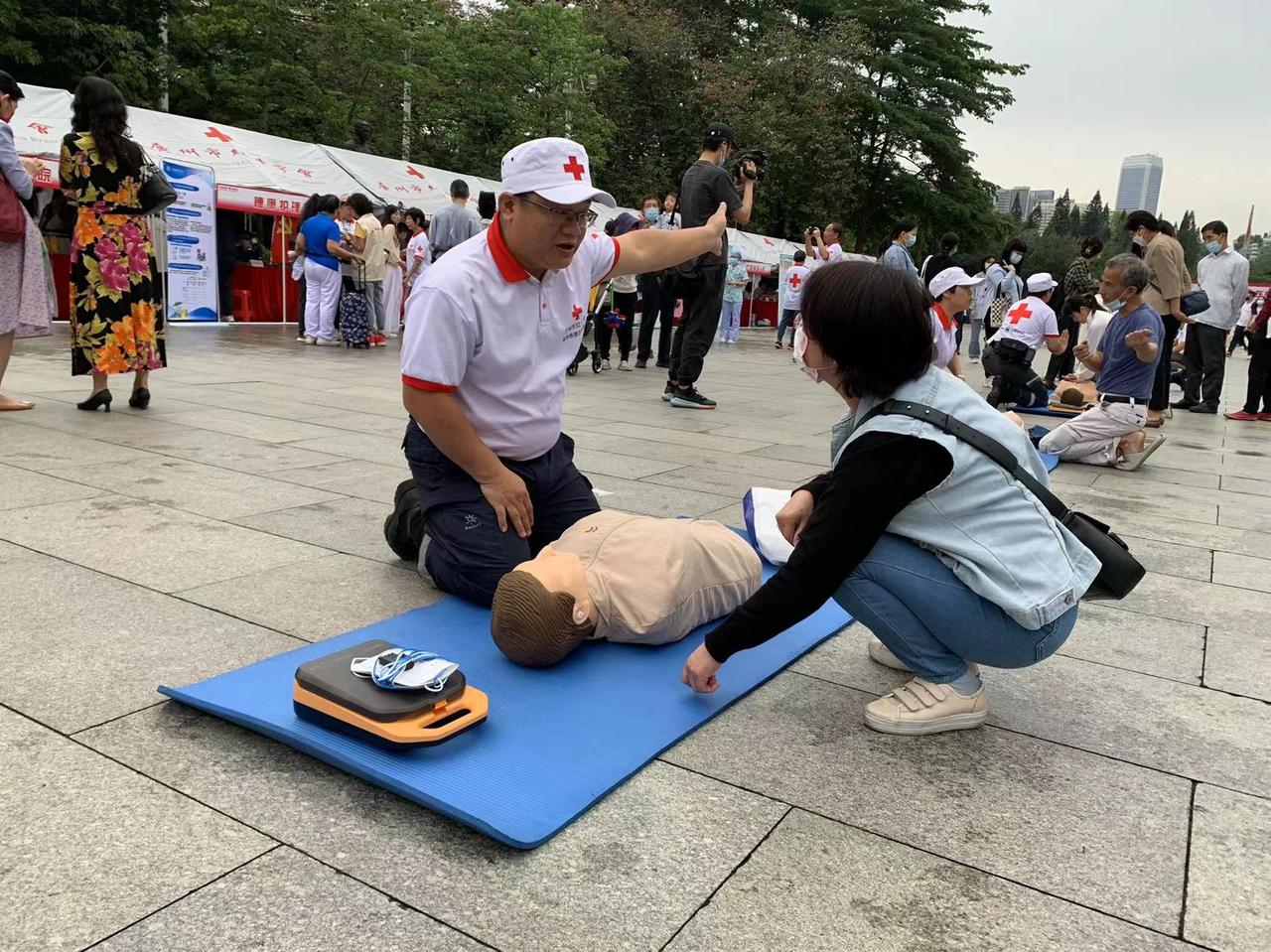 7月12日，内蒙古赤峰乌兰布统草原，夫妻俩救助倒地游客约40秒，人刚有了反应，网