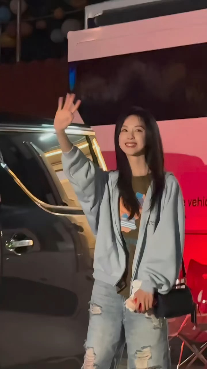 已严肃学习陈都灵女王态度 陈都灵祝鞠婧祎生日快乐 陈都灵请鞠婧祎剧组喝人参花茶