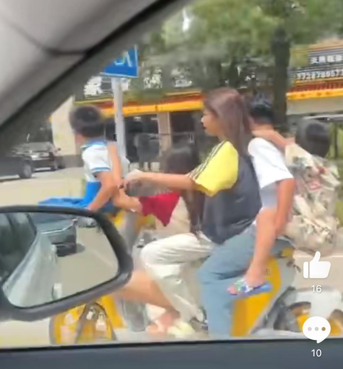 小小共享电瓶车驮着一家5口招摇过市，交通安全在某些人眼中就是儿戏，网友笑称太能装