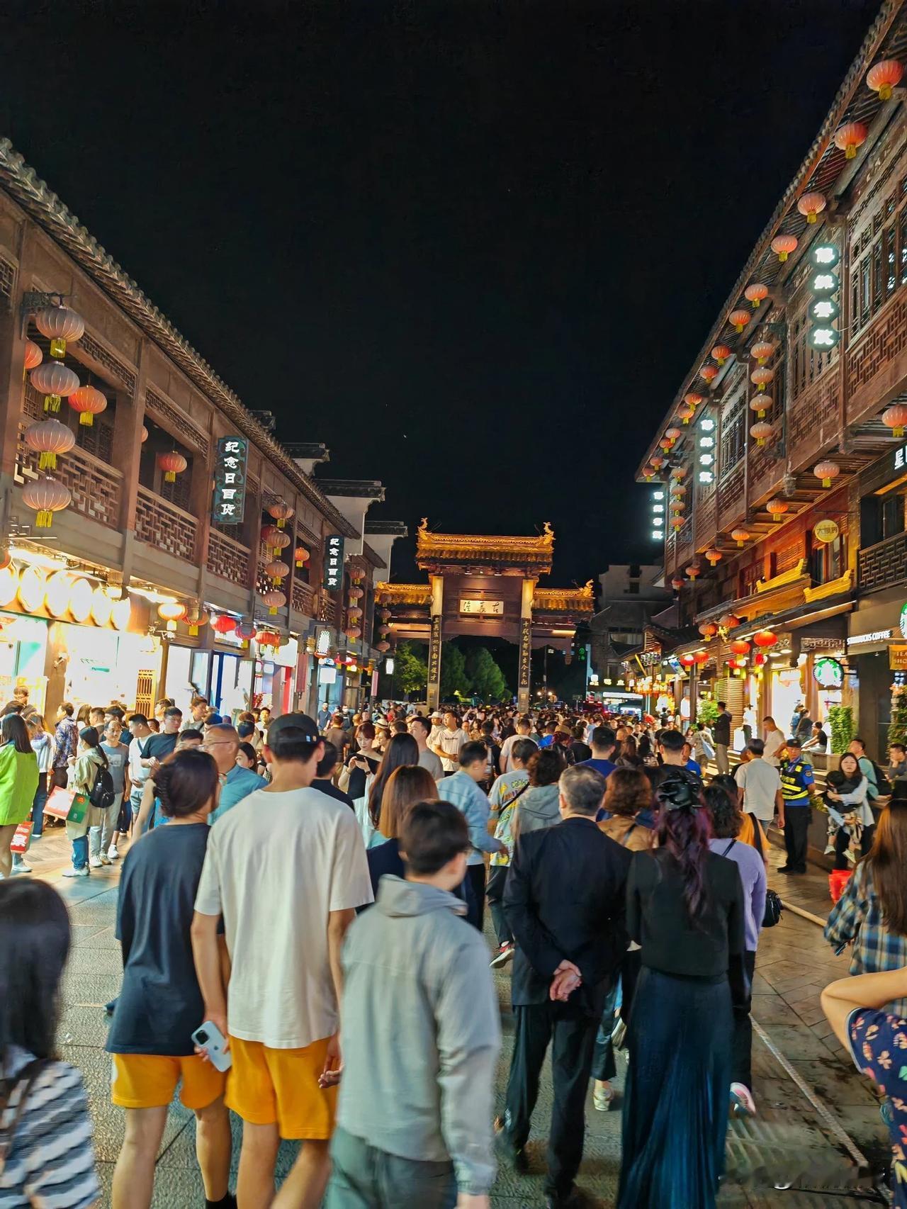 感觉大半个南京的人都来逛夫子庙、秦淮河了吧，这还是工作日晚上就这么多人，要是五一