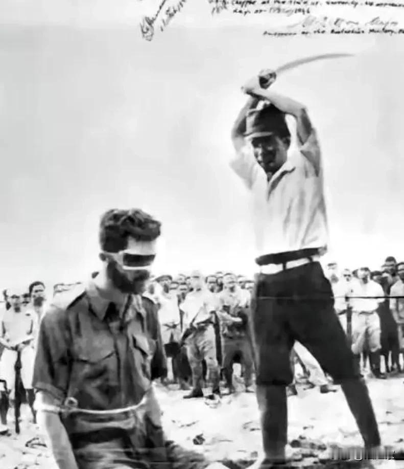 1944年，美军在日军尸体上发现了日军挥刀斩首澳大利亚陆军中士伦纳德的照片。照片