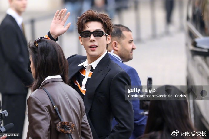 王安宇G社生图释出王安宇G社生图状态 王安宇G社生图释出，身形高挑气质清冷，黑西