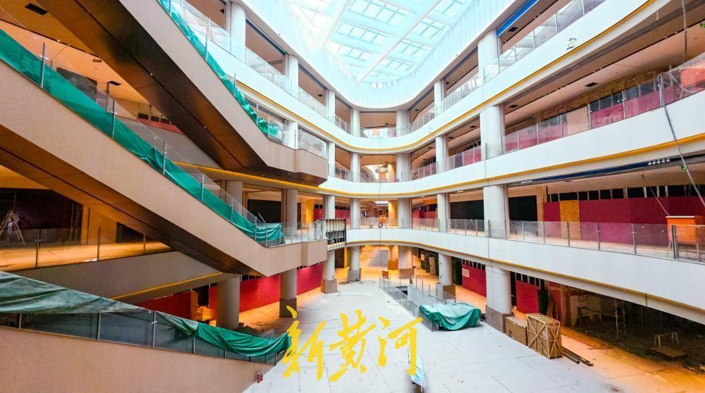“万象里”开启店铺装修，济南西市场片区将迎首个地铁上盖综合体！3月25日，记者在