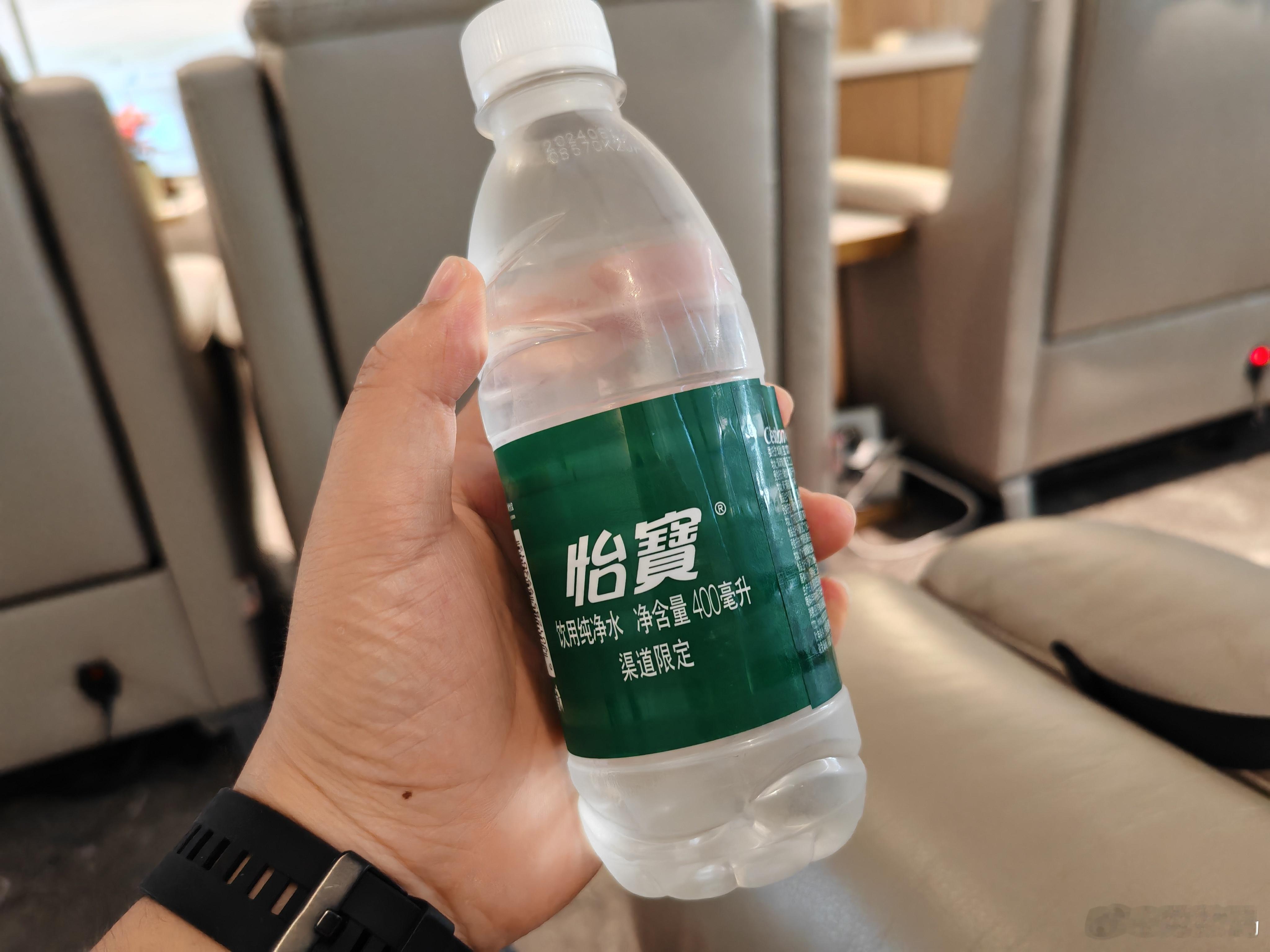 早上起来太早，吃不下去早饭，喝瓶矿泉水准备回西安了。[允悲] ​​​