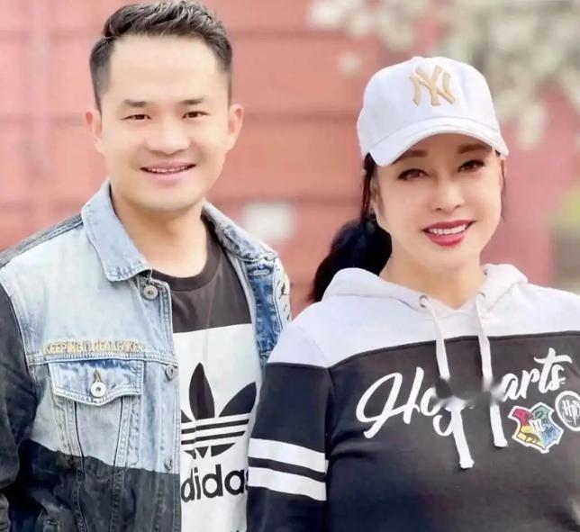 76岁刘晓庆被小38岁前男友告了，索赔504万。她的回应只有一句话：“我身上三百