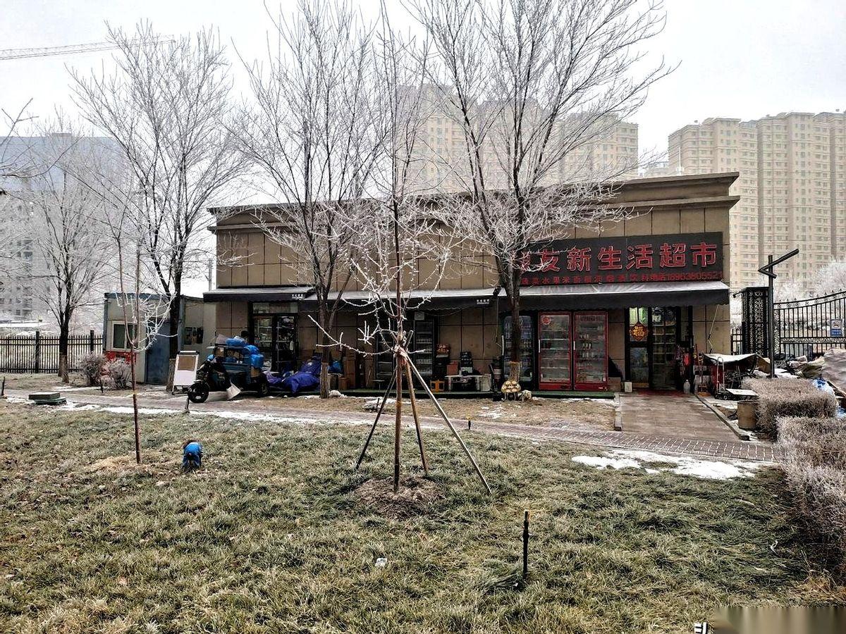 谁能想到，在一个小区的最深处，紧贴着火车道的地方，居然藏着一家超市。
就是那种，