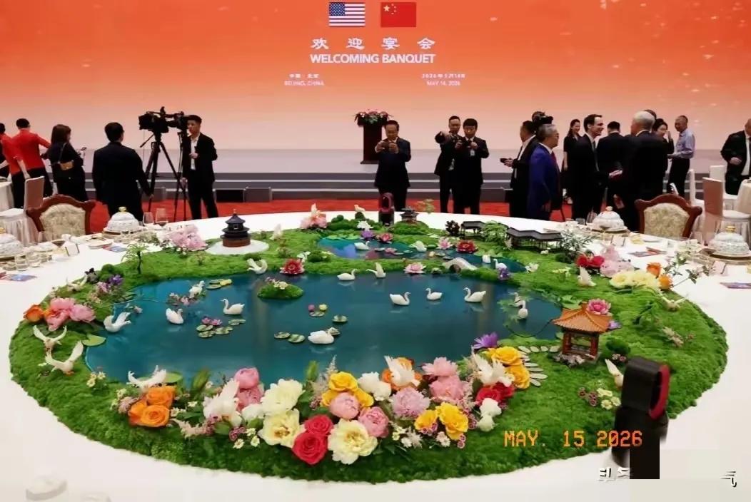 晚宴最大的“明星”，不是世界首富马斯克，也不是全球股王“英伟达”的掌舵人黄仁勋，