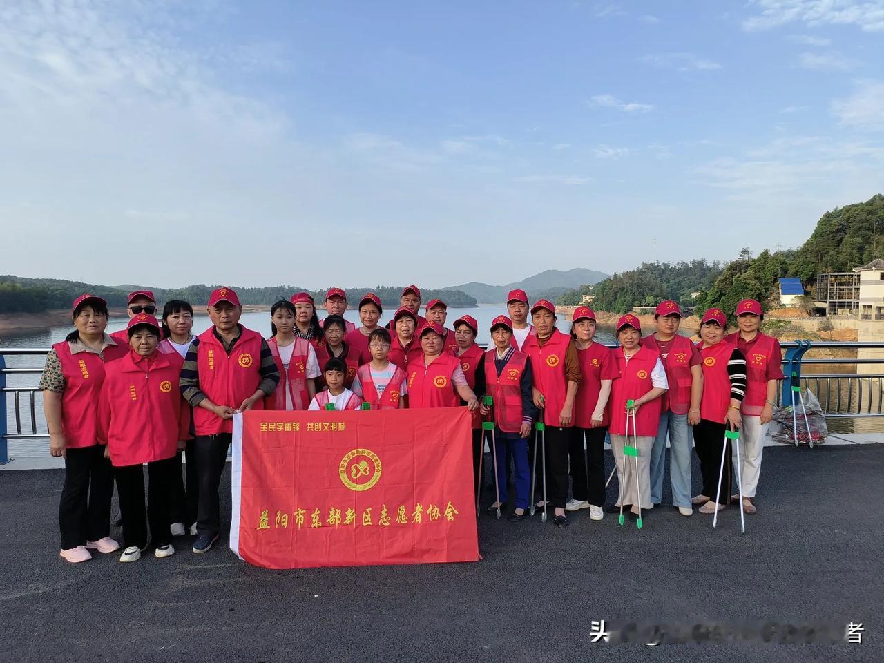志愿者护河净滩 守护碧水清流

        5月3日早上，益阳市东部新区志愿