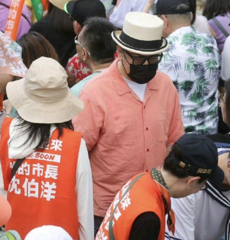 蔡康永4日现身沈伯洋竞选总部成立大会。
不过蔡康永很小心，戴着帽子和黑色口罩，也