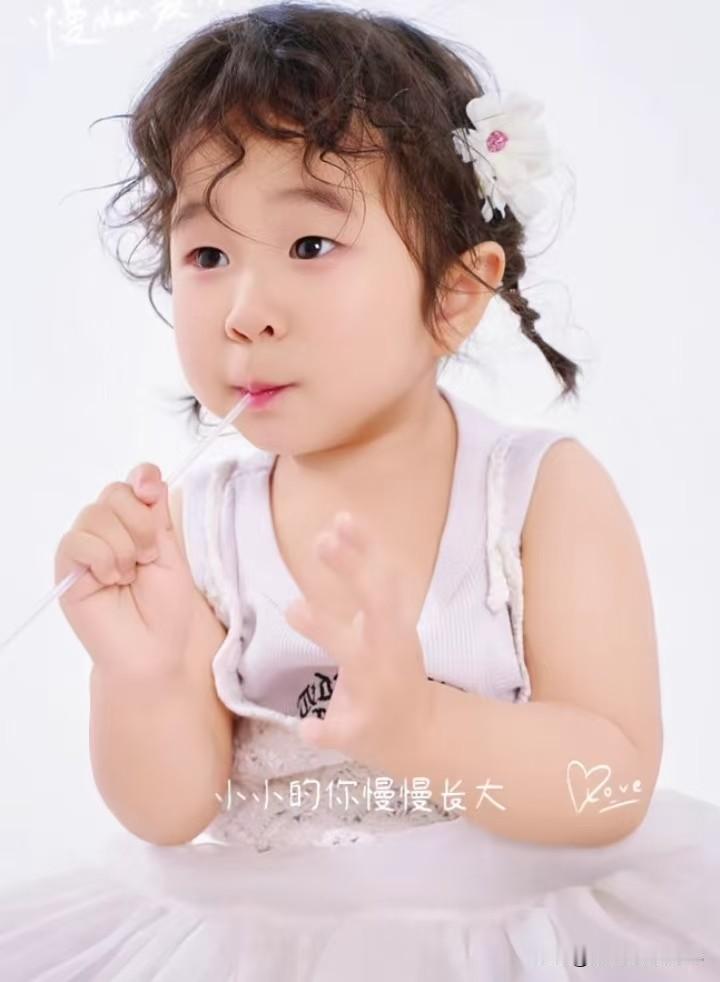 张纪中导演家的小龙珠长大了，她穿着白色裙子，扎着两个小辫子，还会对着镜头摆拍各种
