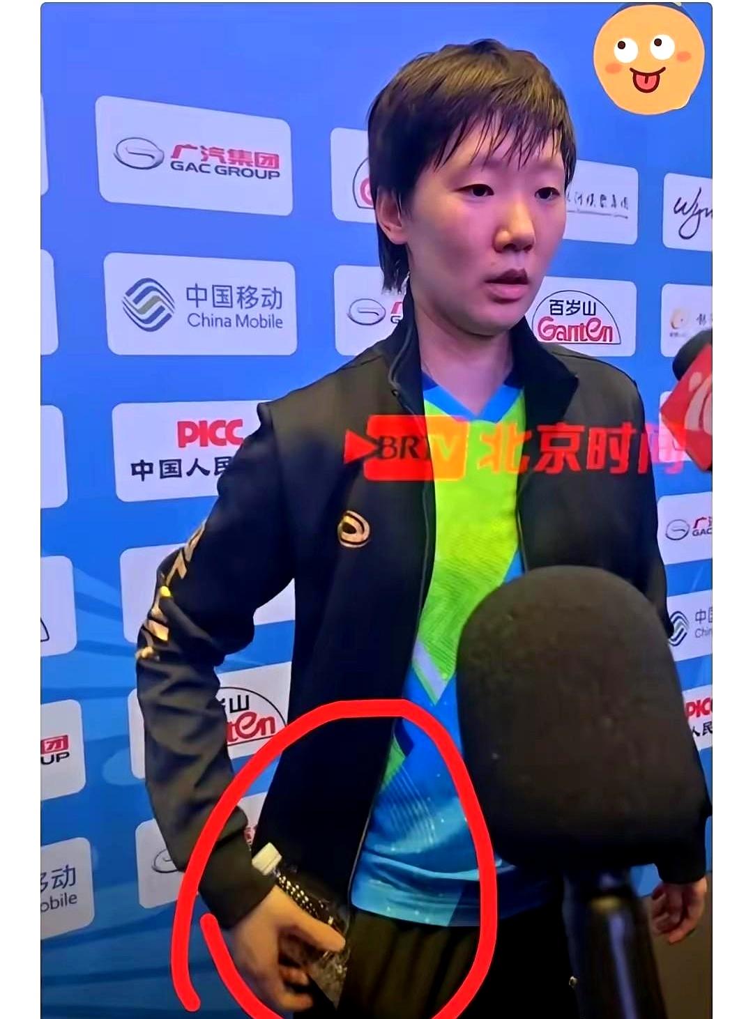 王曼昱这个举动，让许多人竖起大拇指！她在WTT沙特大满贯赛后，把空水瓶带走还提醒