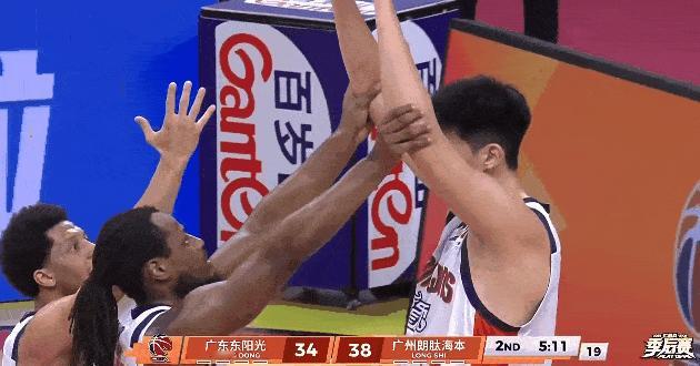 世界名画面了！广州男篮两名外援当场急了，现场指导徐昕防守时，不要下手，直接将手举