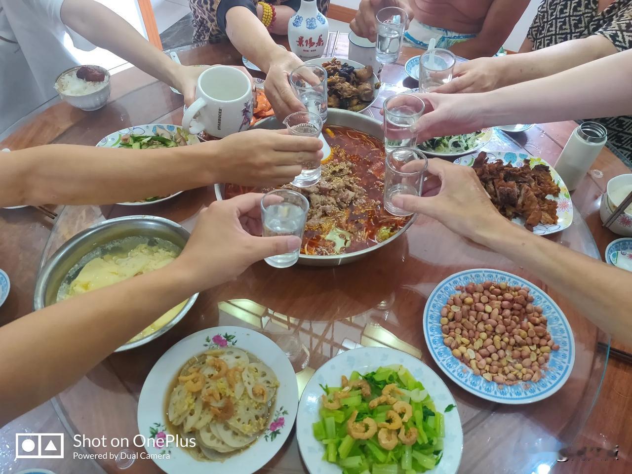 今年的中秋节过得好高兴啊。我们兄妹5人，最小的59岁了，最大的大哥已经70岁了，