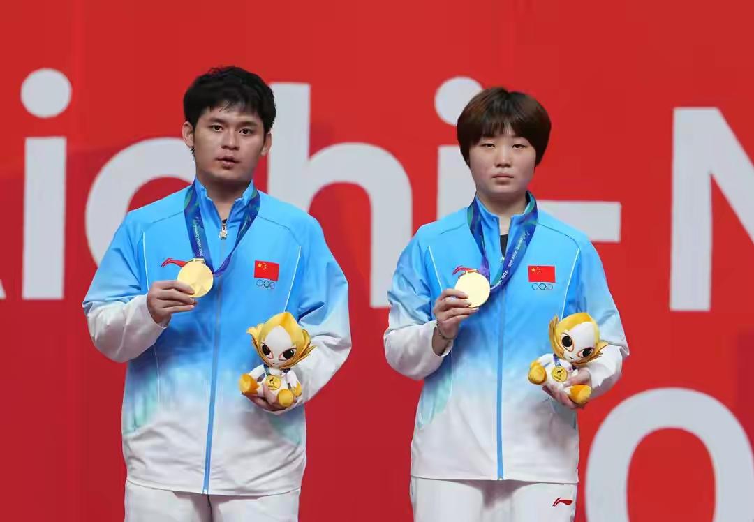 林诗栋、王曼昱和蒯曼，向第三个金牌发起冲击！


林诗栋/蒯曼夺得乒乓球
混合双