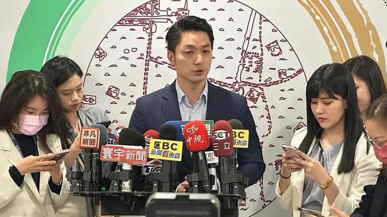 一句话形容蒋万安的市长生活：美人在侧，心怀天下。

下图为蒋万安正在举行市政发布