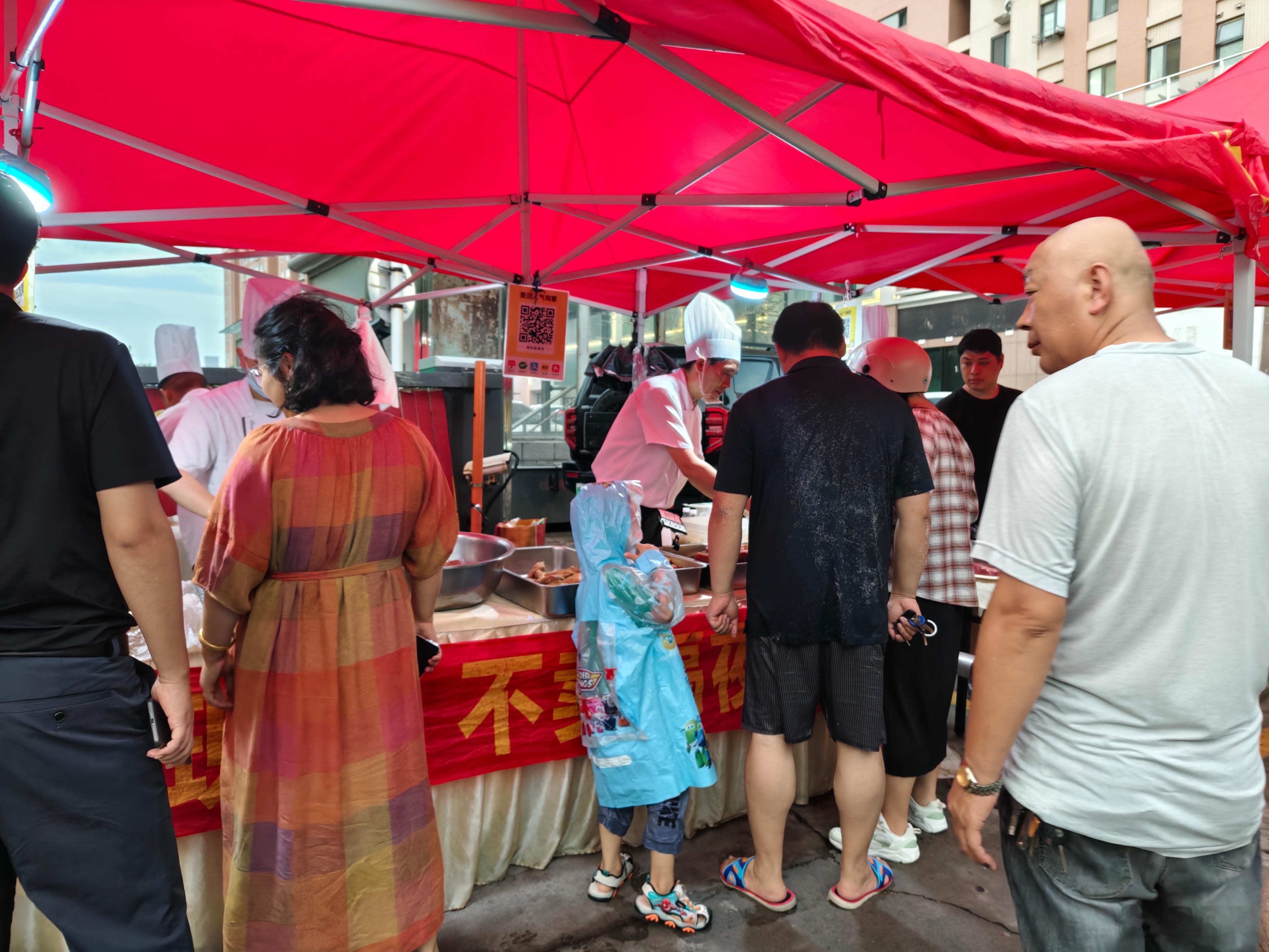 生意真的是越来越难做了，旁边的酒店餐厅都出来摆摊，没忍住买了个肘子，尝尝味道[泪